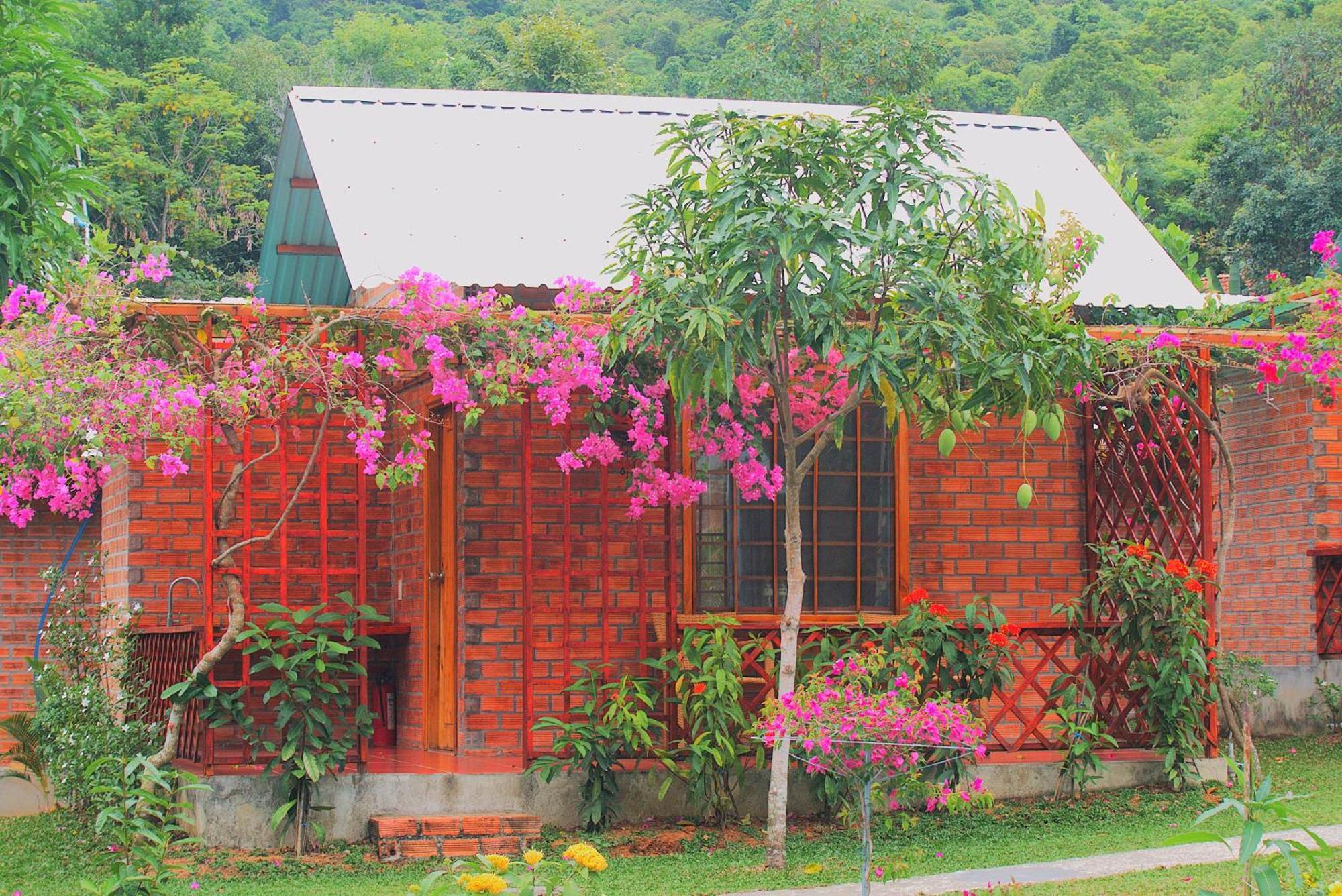 Phu Quoc Valley Sen Bungalow Exterior photo